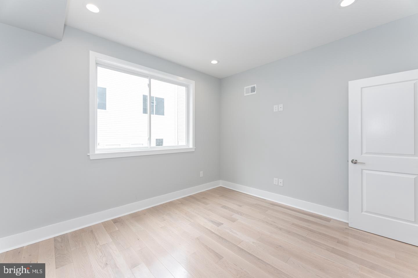 EAST KENSINGTON - Residential
