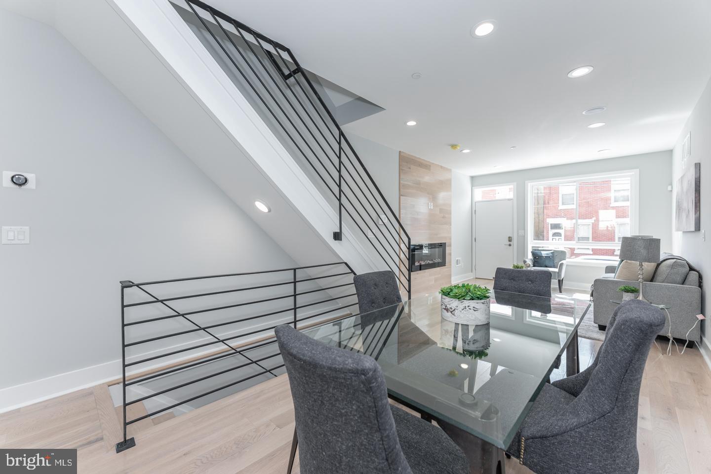 EAST KENSINGTON - Residential