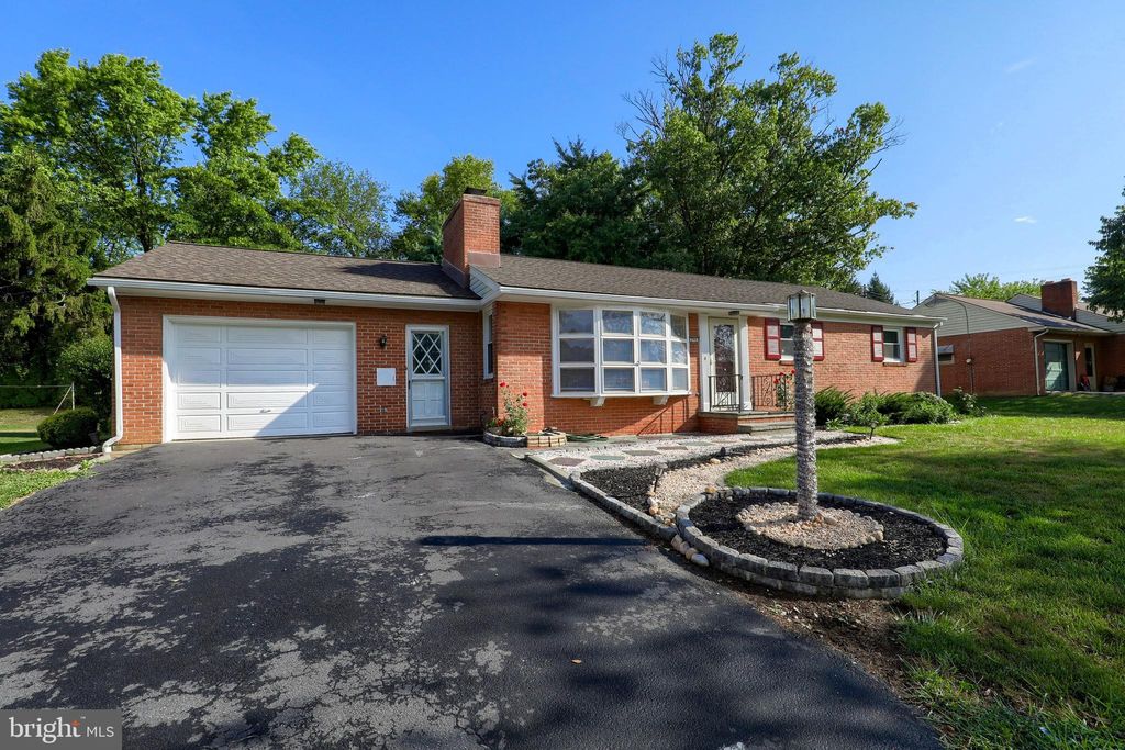 Photo of 296 SUN VALLEY DR, LEOLA, PA 17540 (MLS # PALA2040196)