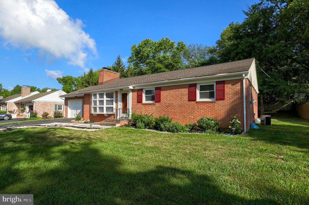 Photo of 296 SUN VALLEY DR, LEOLA, PA 17540 (MLS # PALA2040196)