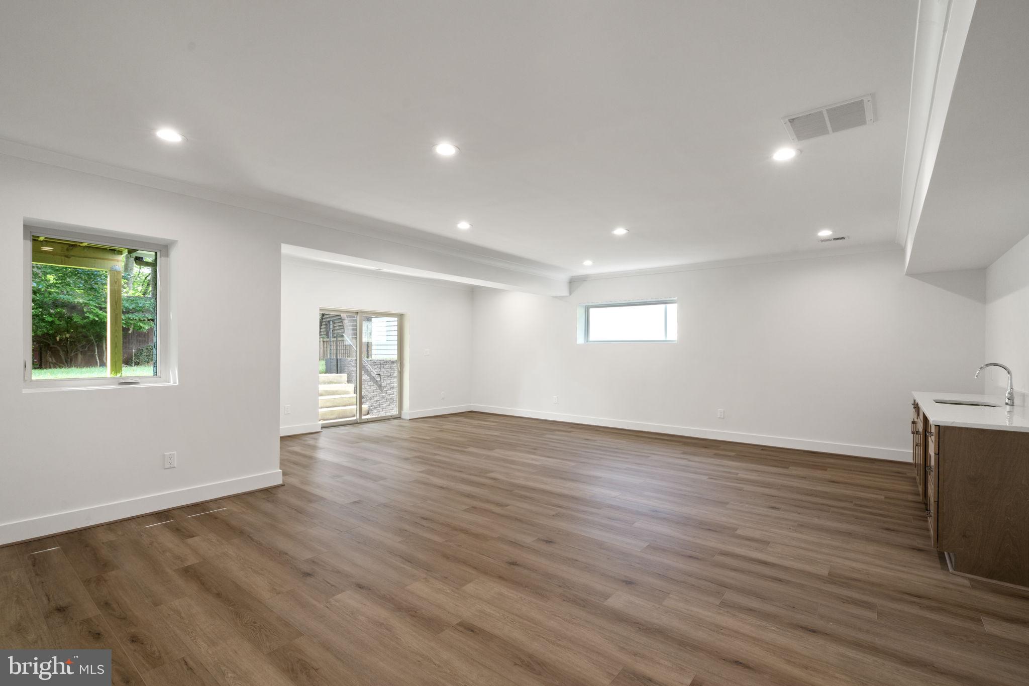 VIENNA WOODS - Residential