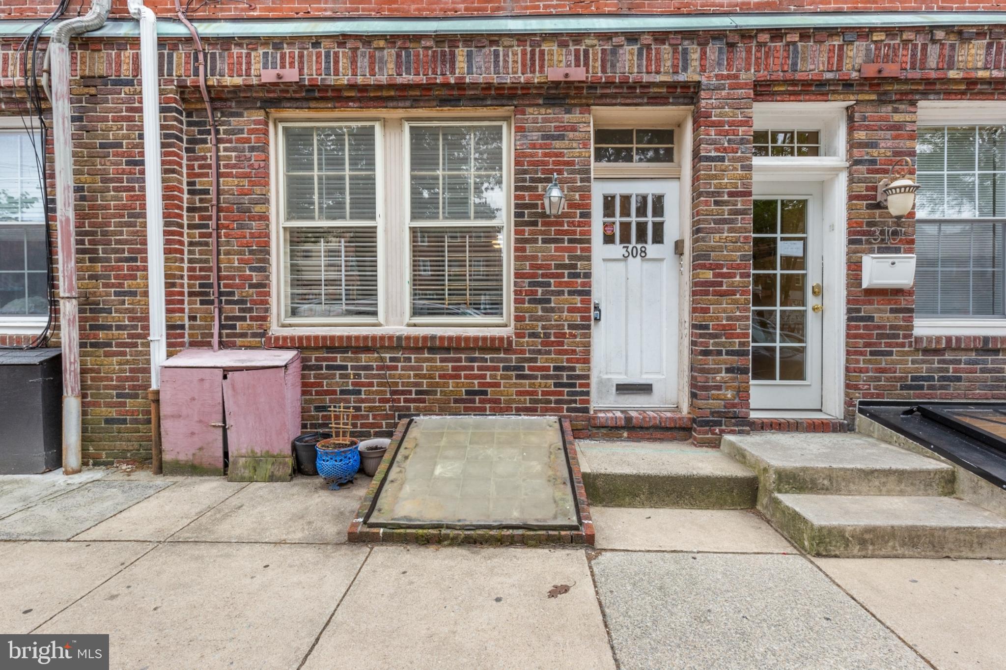 QUEEN VILLAGE - Residential Lease