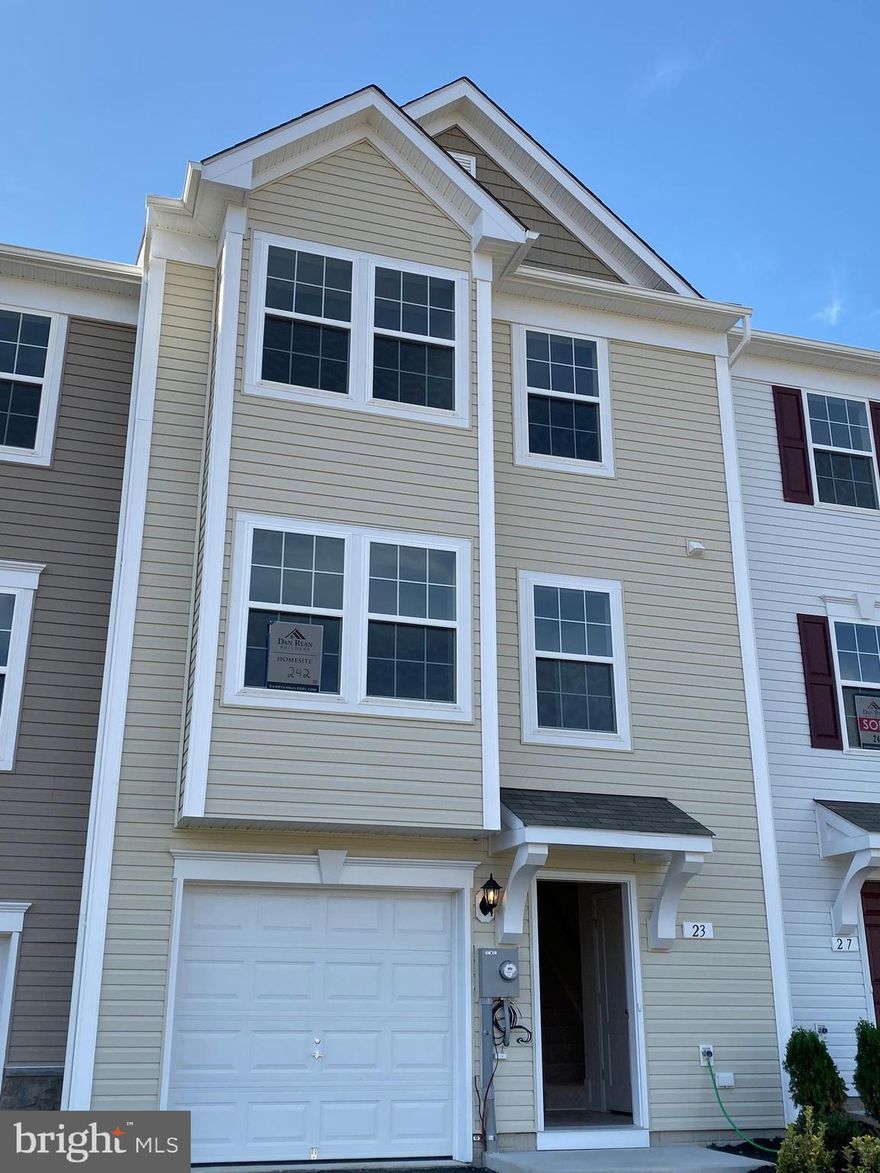 IMMEDIATE DELIVERY! HOME READY NOW! BEST PRICING IN BERKELEY COUNTY, READY TO MOVE-IN!  100% FINANCING & CLOSING COST MONEY! York II garage town, INTERIOR UNIT, stainless appliances, , 42" cabinets & kitchen island, finished lower level rec room with walkout & 1/2 bath. *actual home may differ from photos*