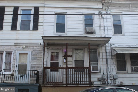 Townhouse For Sale - 621 W Norwegian Street<br/> POTTSVILLE, PA 17901
