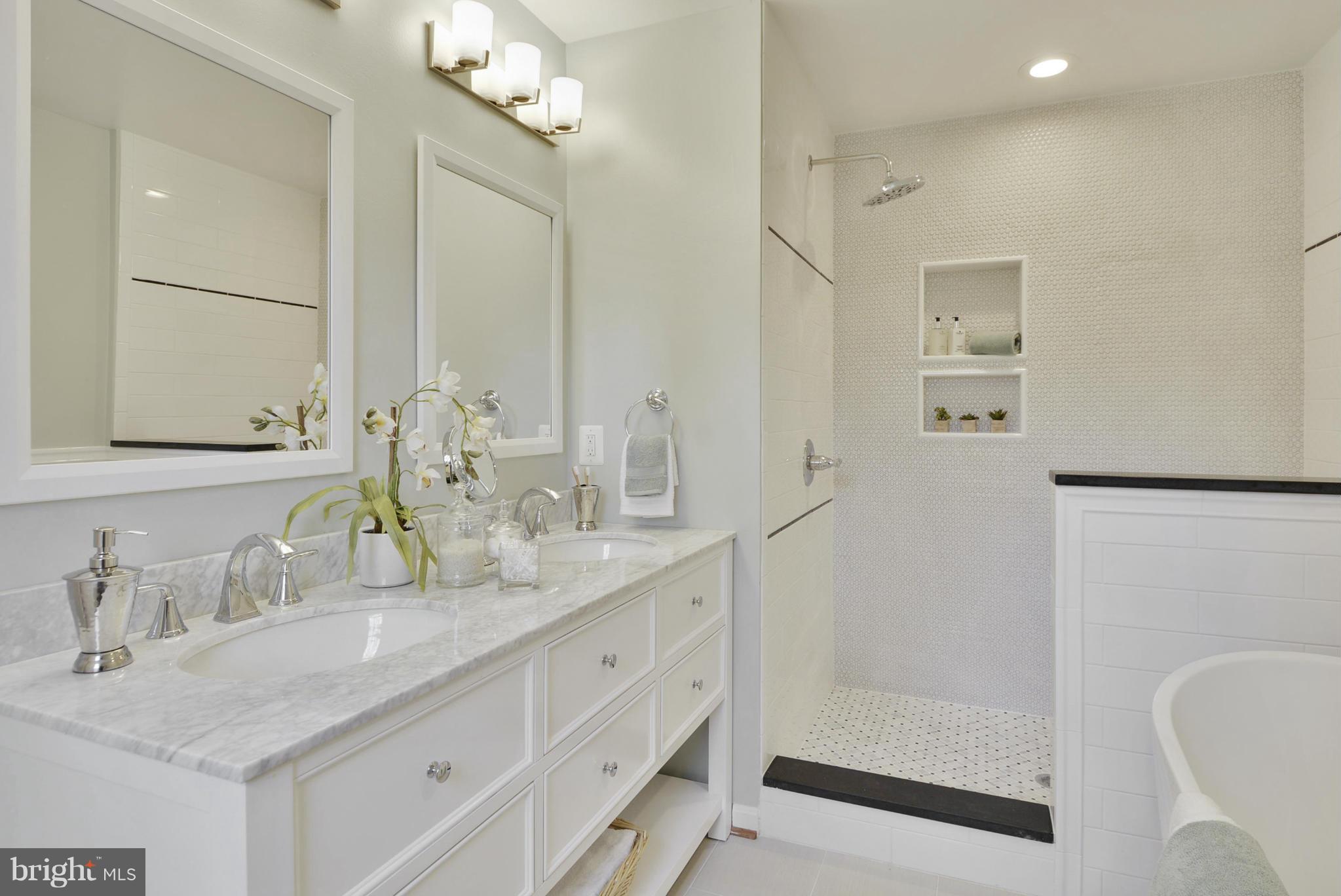 COLLINGWOOD MANOR - Residential