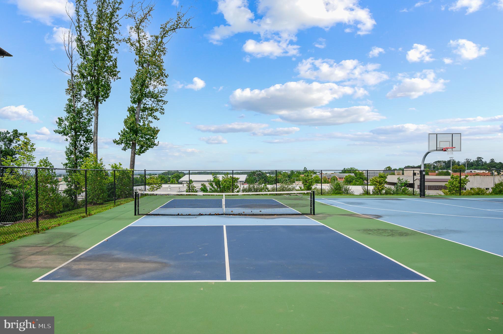 LOUDOUN VIEW CONDO FLATS - Residential