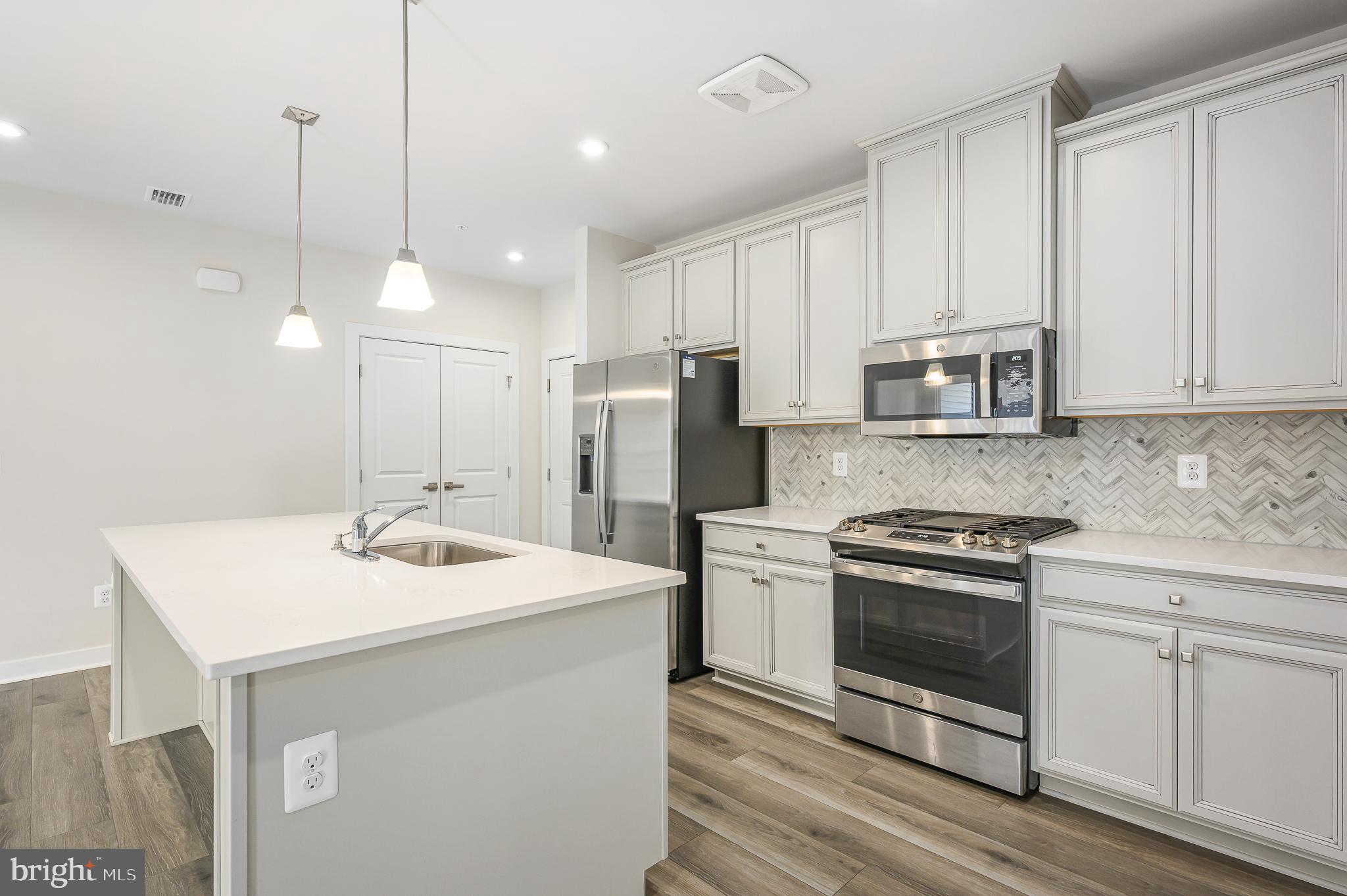 LOUDOUN VIEW CONDO FLATS - Residential