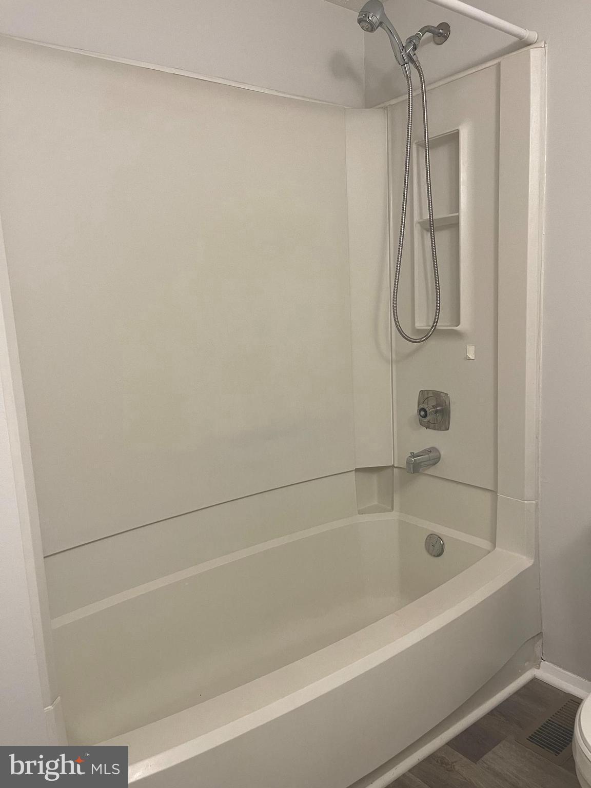 QUINCE ORCHARD MANOR - Residential Lease