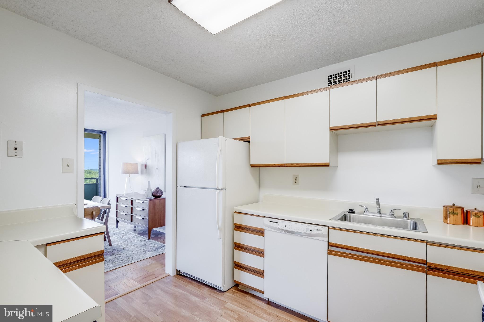 PROMENADE TOWERS - Residential