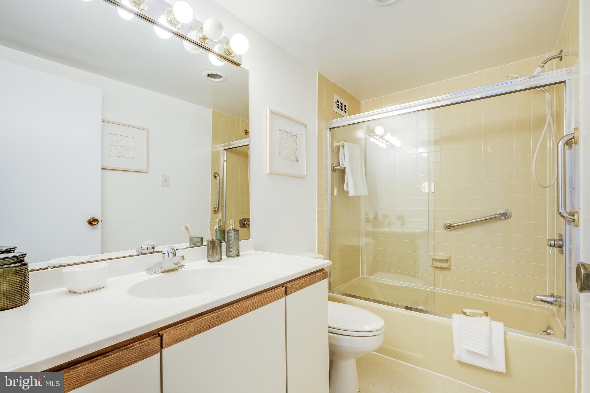 PROMENADE TOWERS - Residential