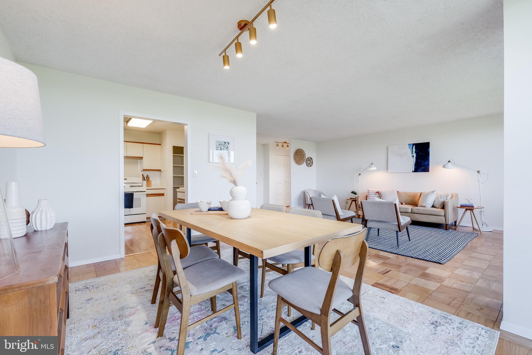 PROMENADE TOWERS - Residential