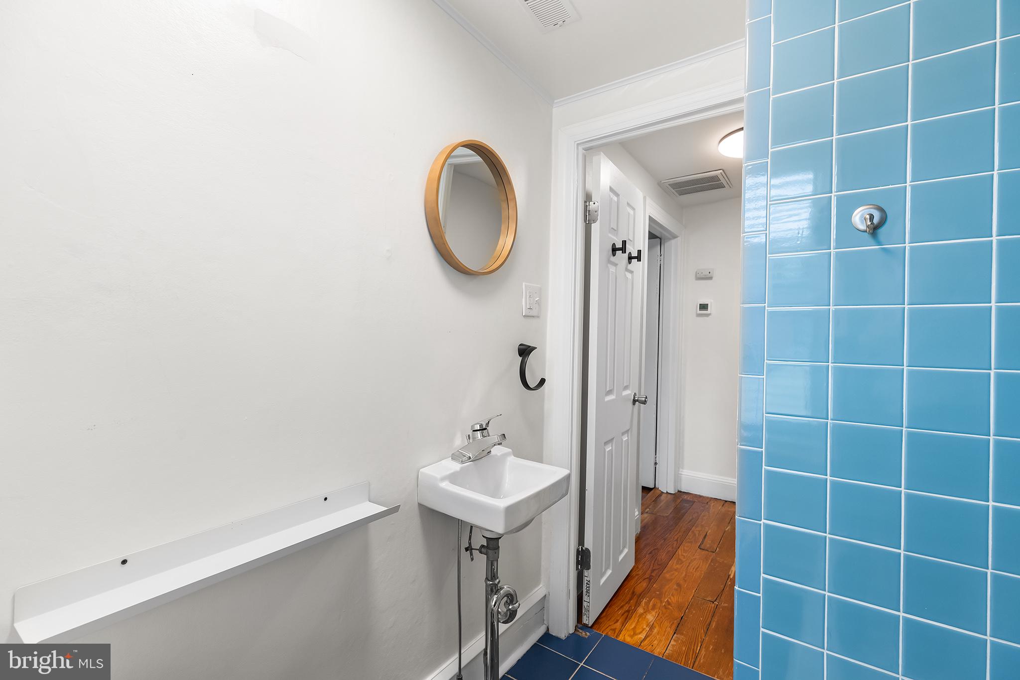 QUEEN VILLAGE - Residential