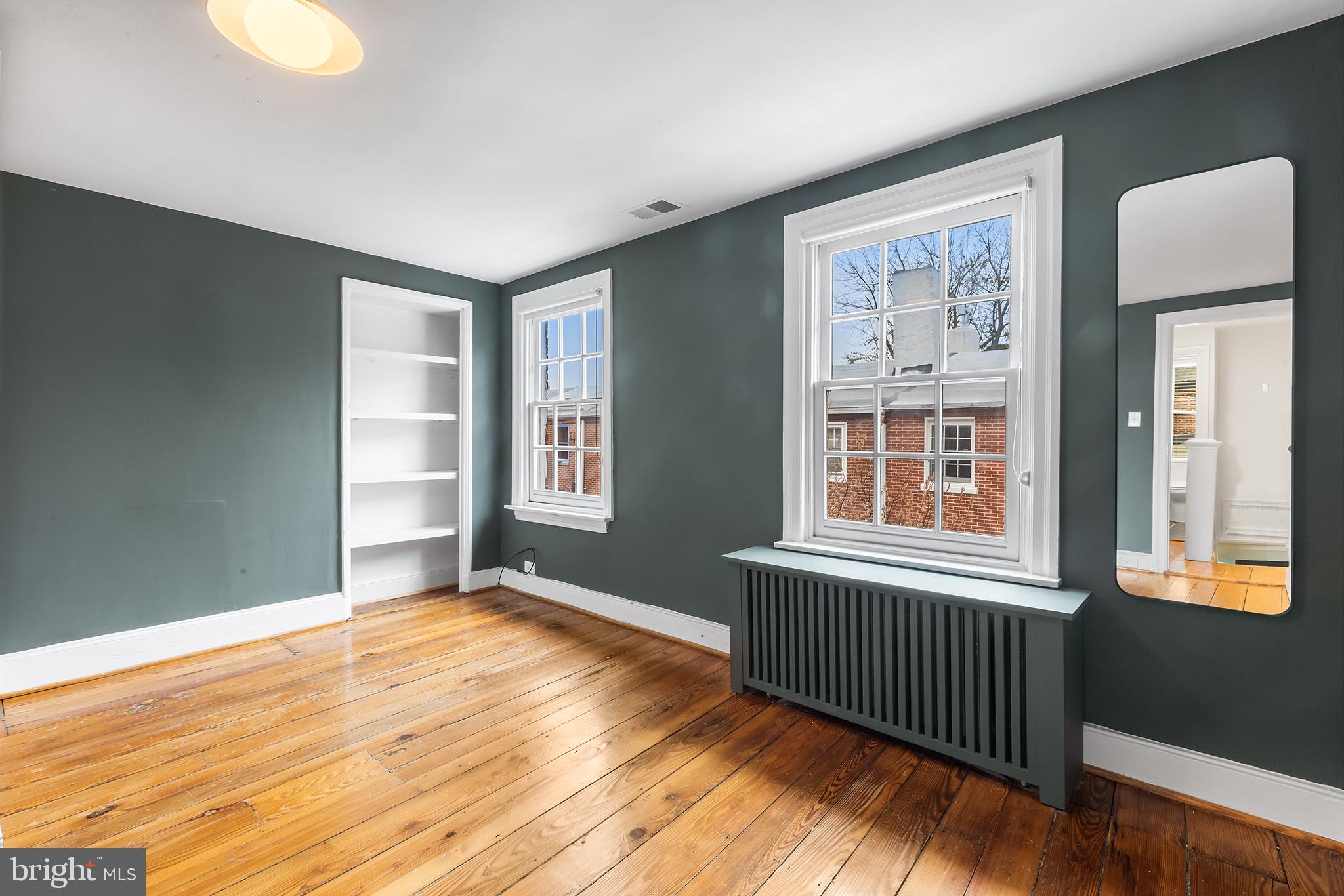 QUEEN VILLAGE - Residential