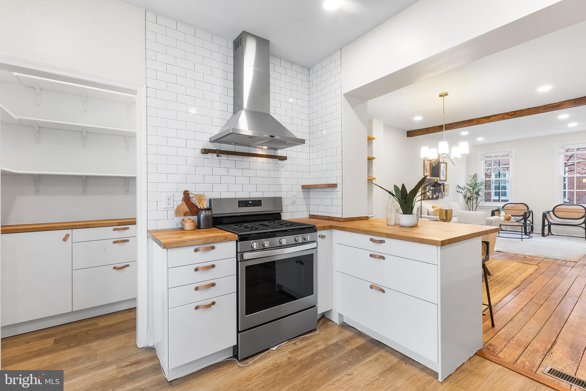 QUEEN VILLAGE - Residential