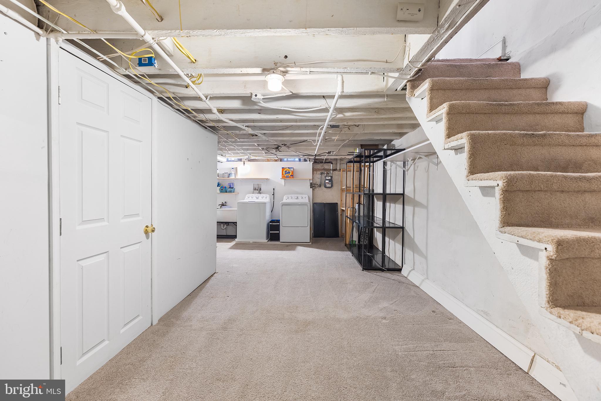 QUEEN VILLAGE - Residential