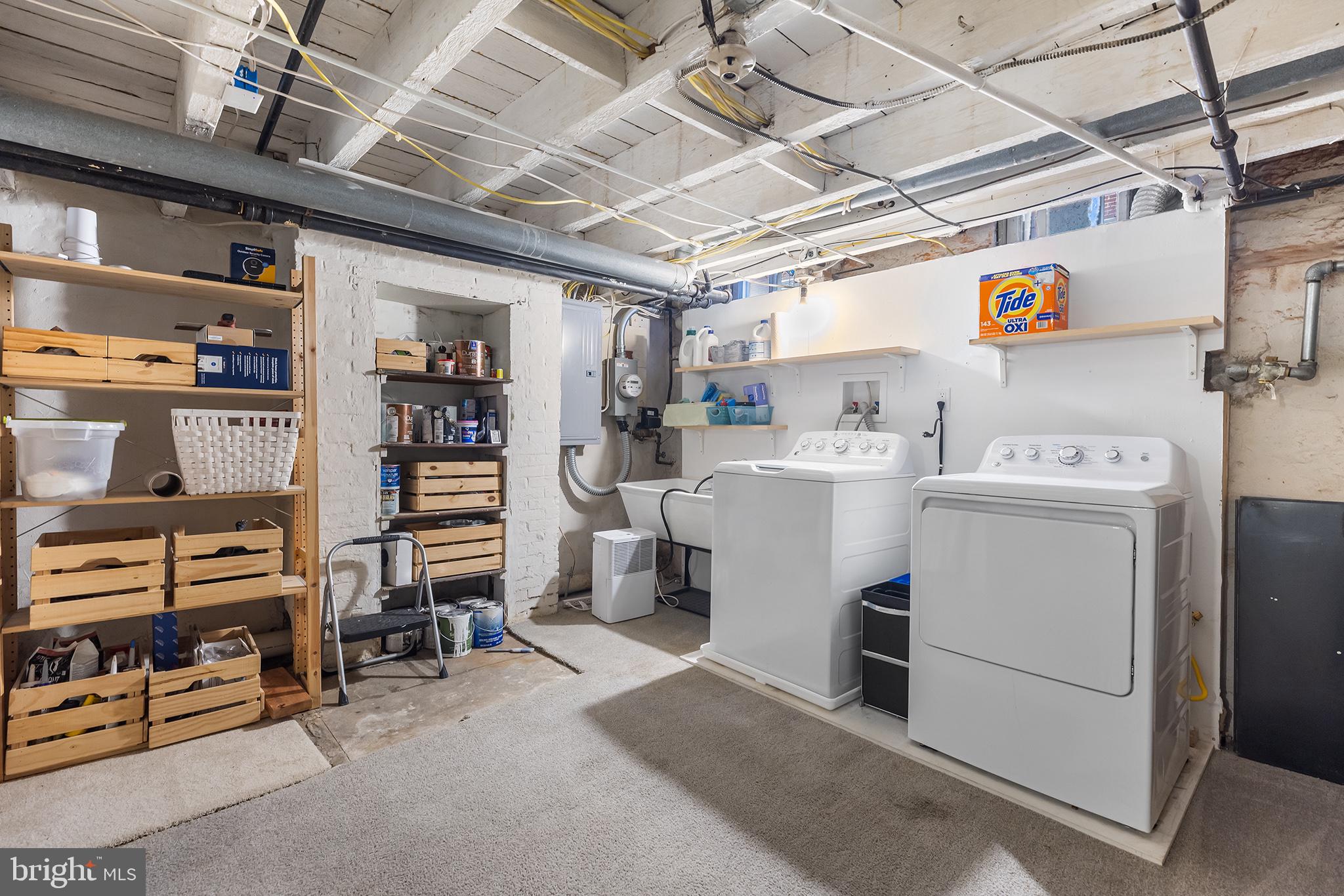 QUEEN VILLAGE - Residential