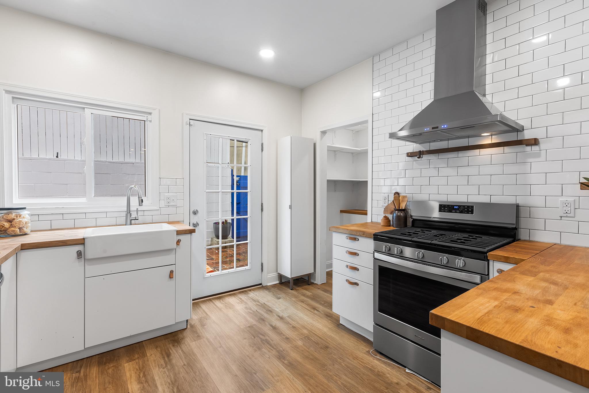 QUEEN VILLAGE - Residential