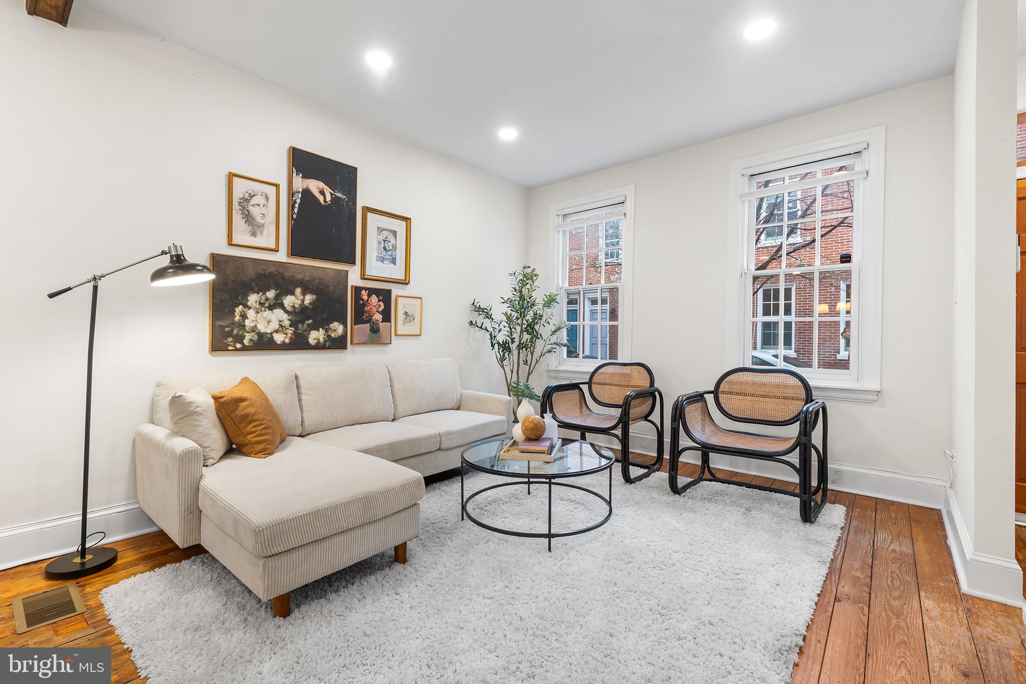 QUEEN VILLAGE - Residential