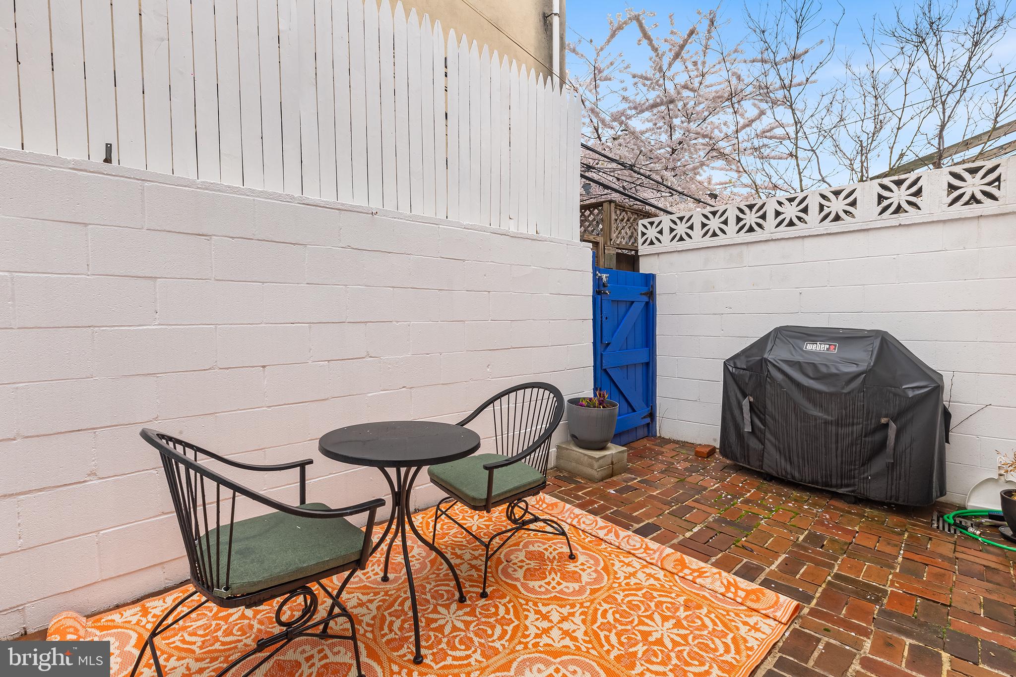 QUEEN VILLAGE - Residential