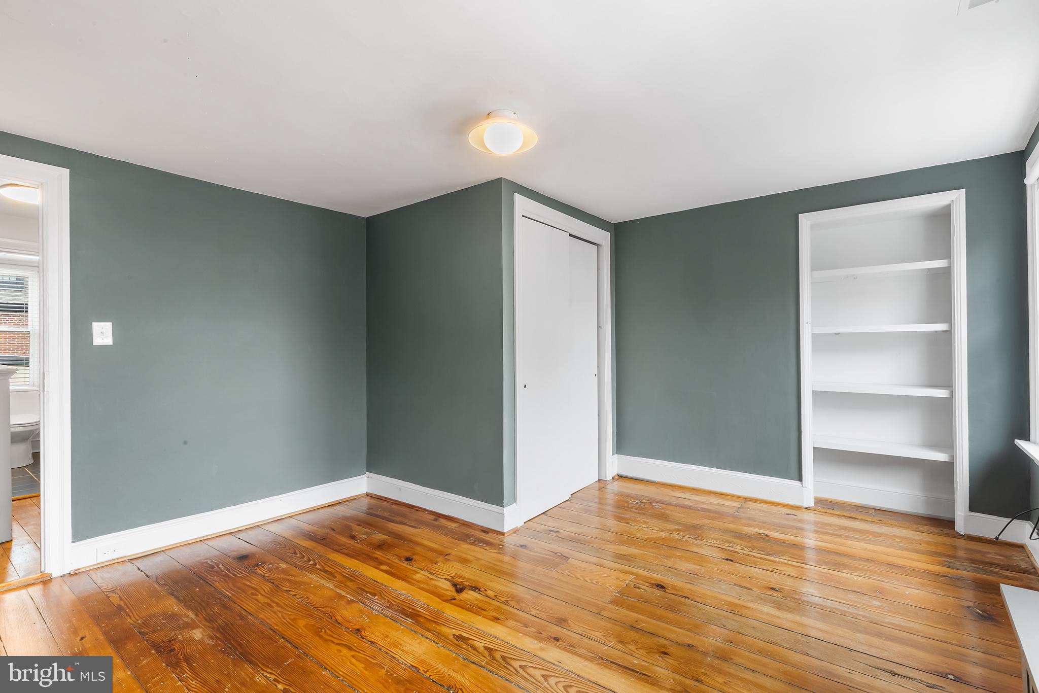 QUEEN VILLAGE - Residential