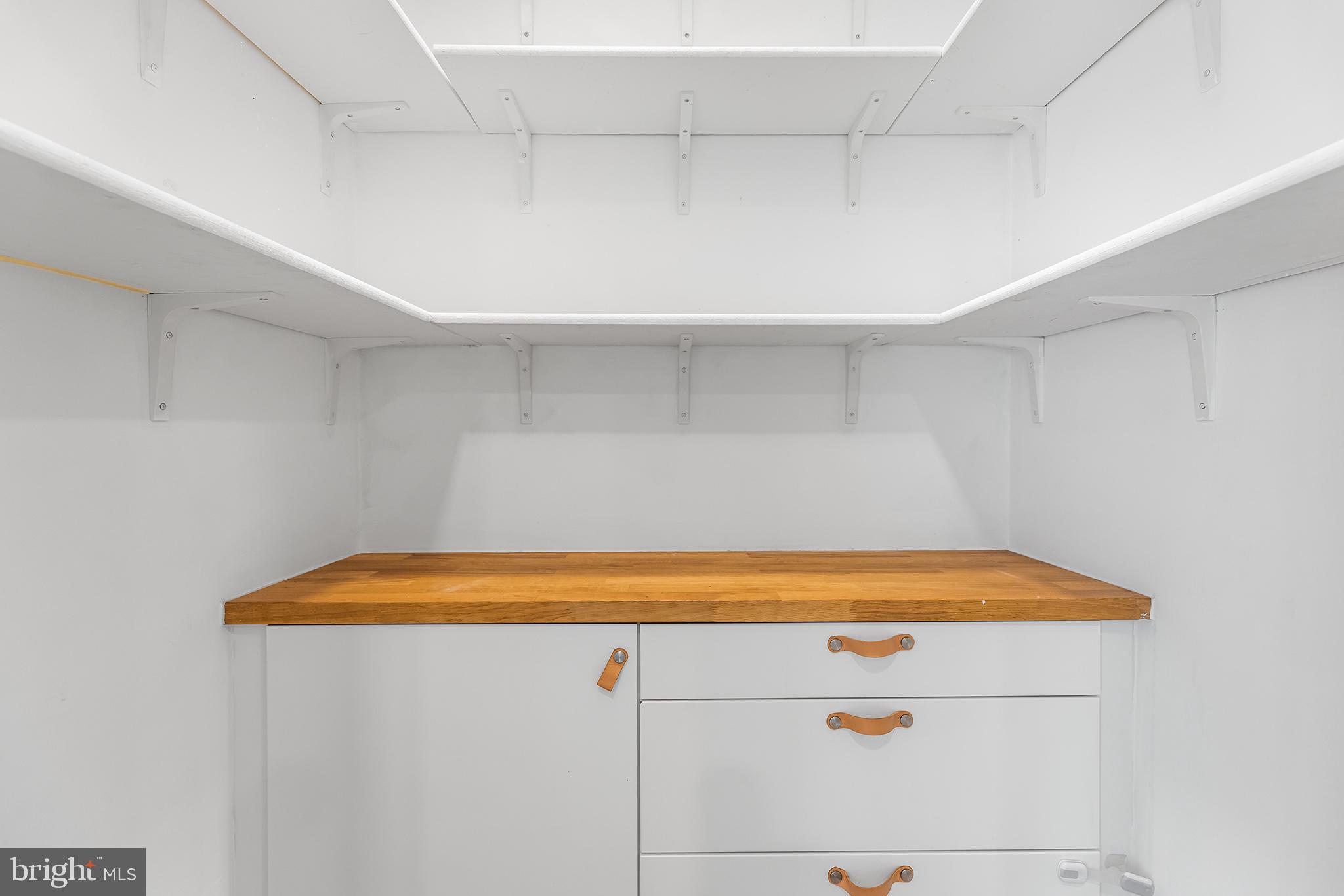 QUEEN VILLAGE - Residential