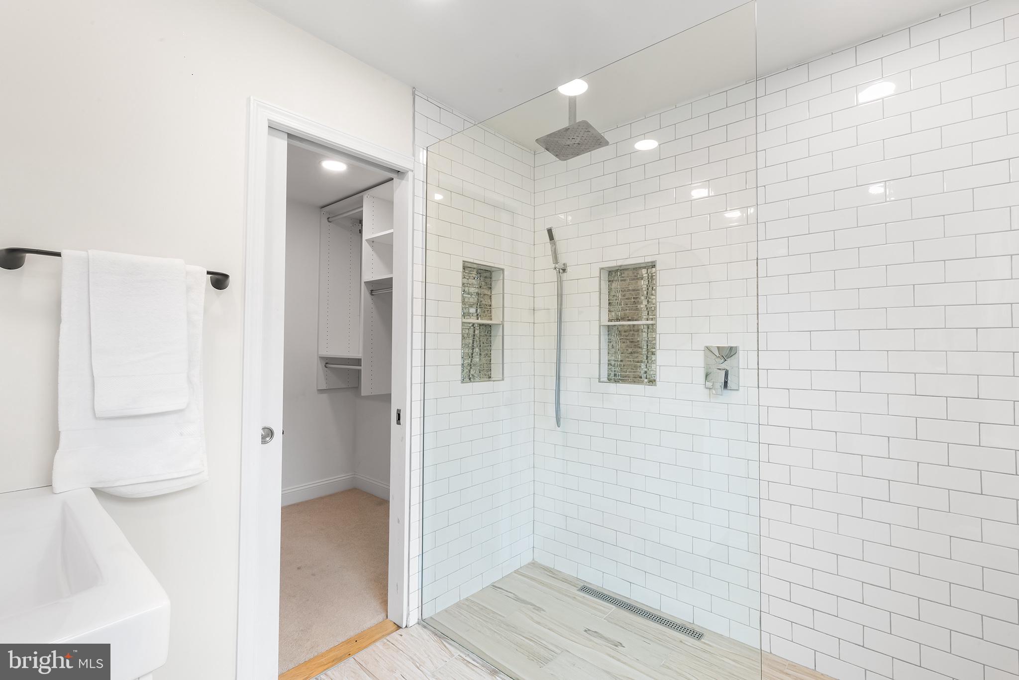 QUEEN VILLAGE - Residential