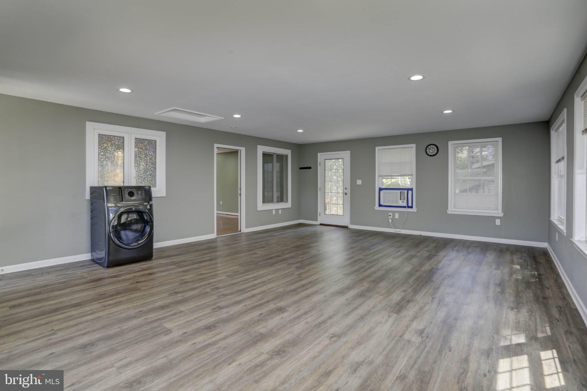 1007 VENICE DRIVE