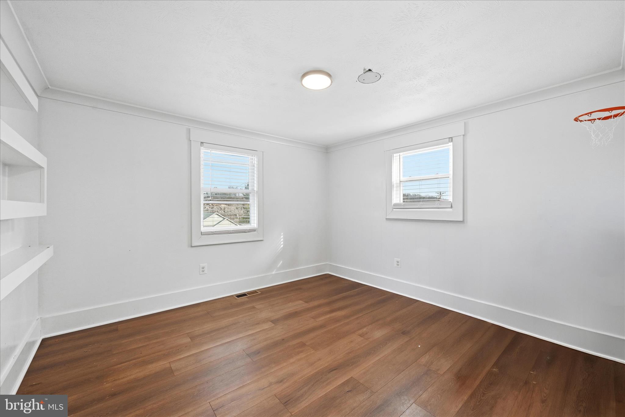 ROYAL VILLAGE - Residential