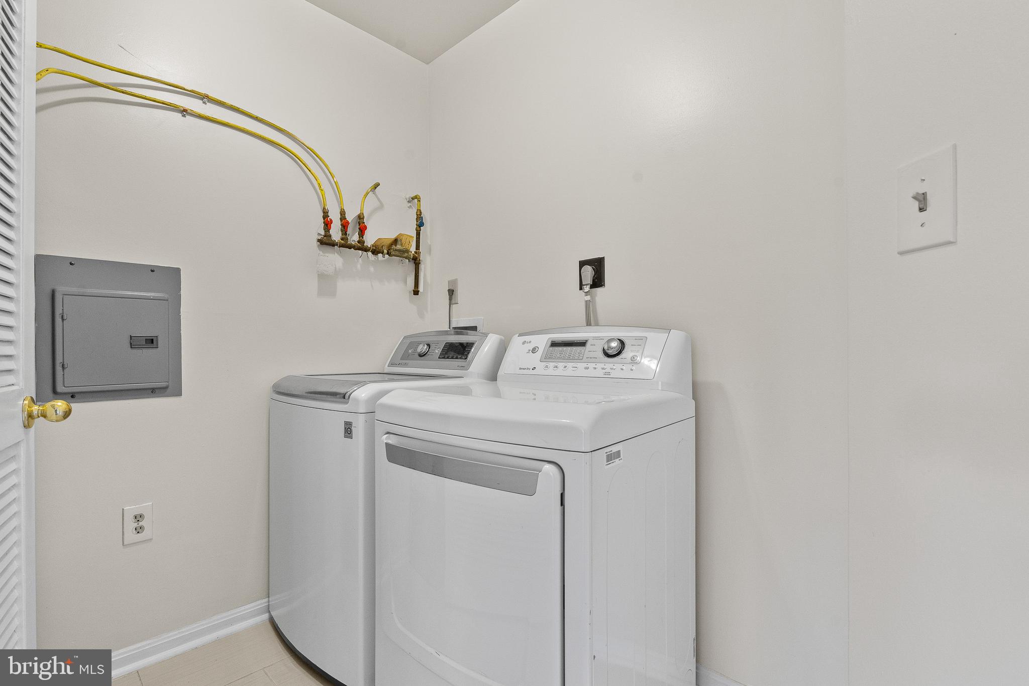 SAYBROOKE LANDING AT SEVEN OAKS CONDOMINIUM - Residential