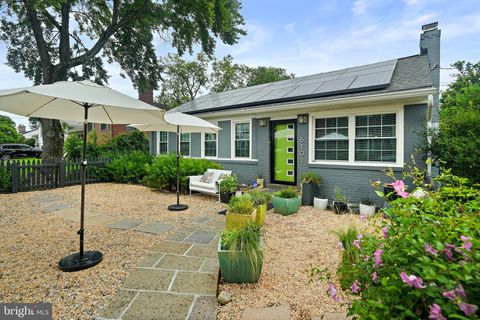 Photo of 6101 Swansea Street, BETHESDA, MD 20817 (MLS # MDMC2201668)
