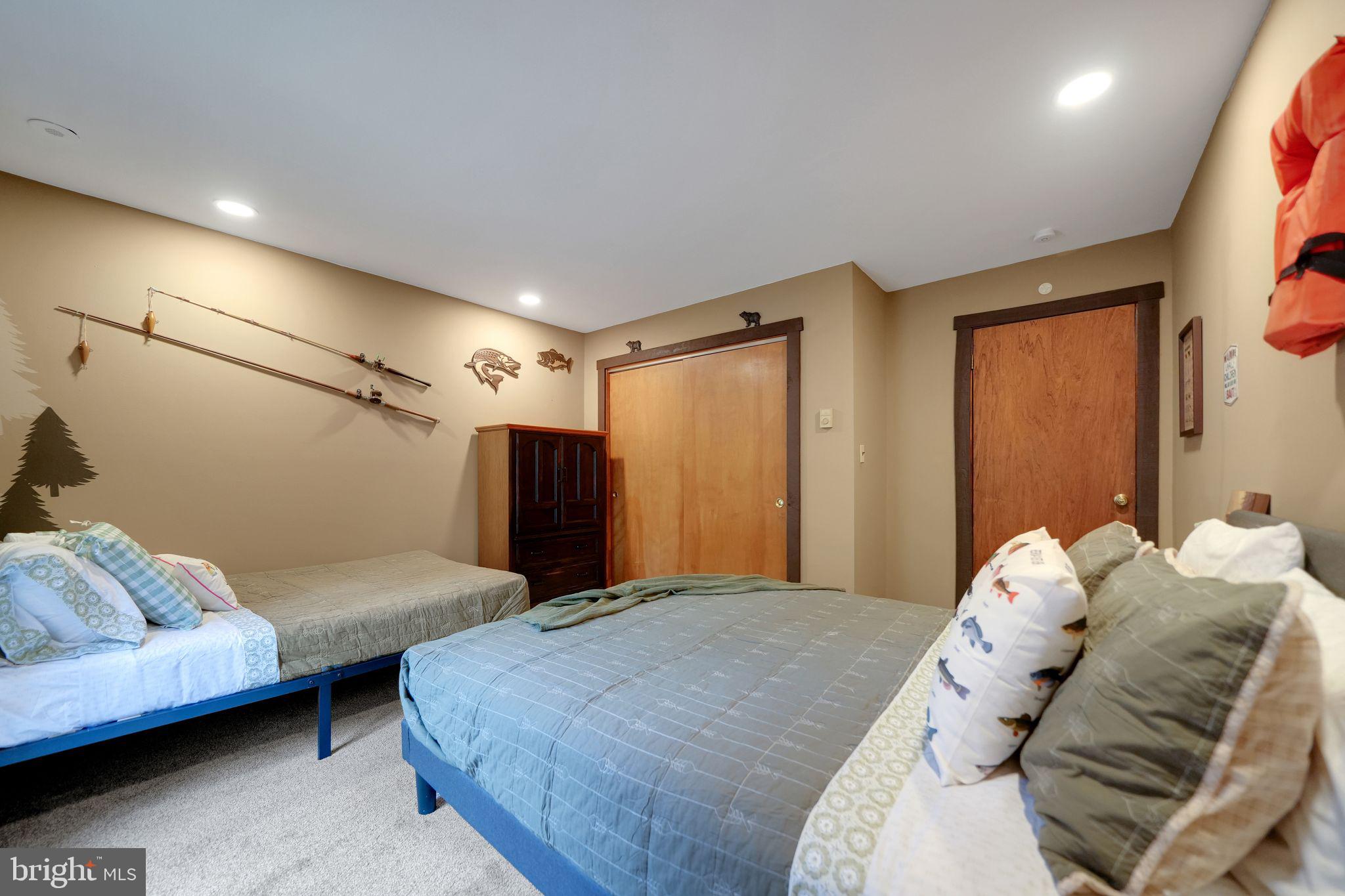 BIG BOULDER LAKE - Residential