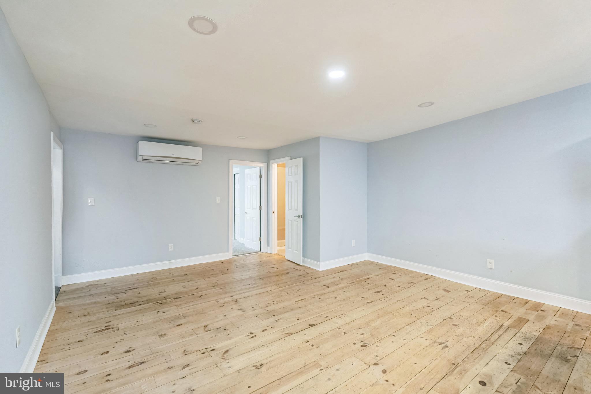 LITTLE ITALY - Commercial Sale