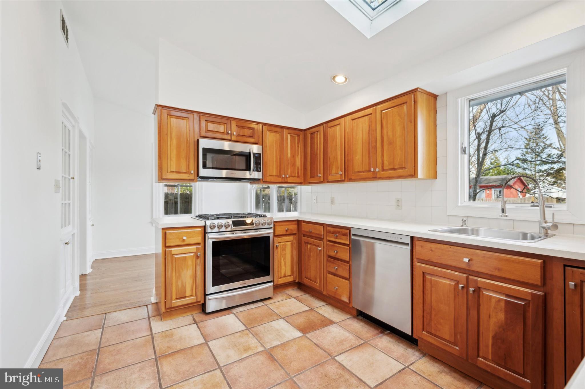 GLADWYNE - Residential