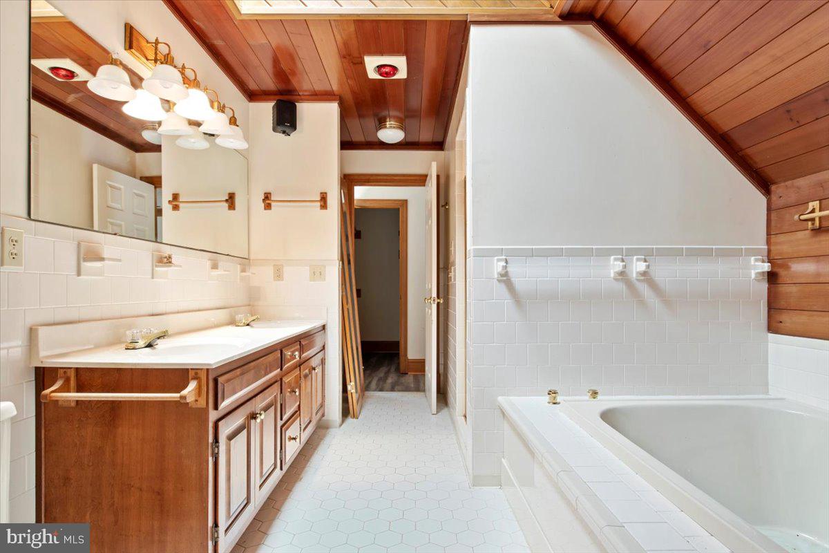 WALTHALL CREEK - Residential