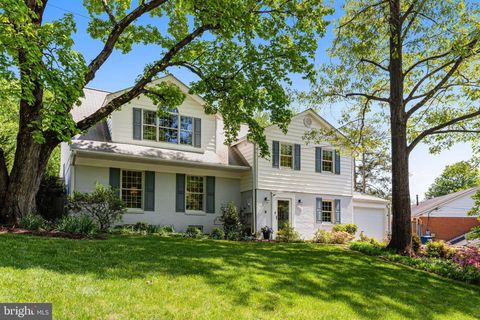 Photo of 4007 Whispering Lane, ANNANDALE, VA 22003 (MLS # VAFX2306586)