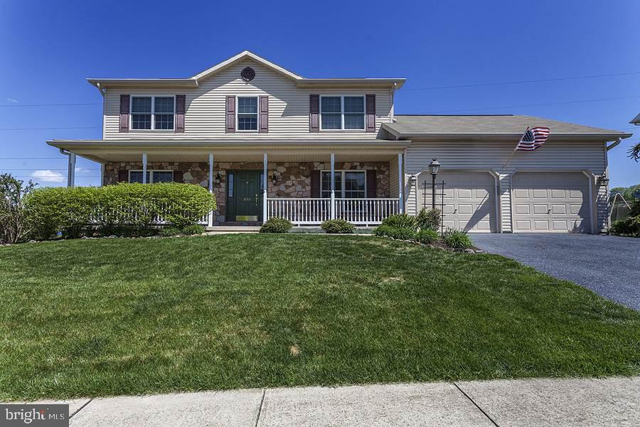 Mechanicsburg School District. Canterbury Estates. Large corner lot. Covered front porch. Hrd wd entry. Frml living rm and dining rm. Open concept kit and family rm. Entertainers delight! Eat in kit. w/ island. Sliding dr to expansive paver patio. Level rear yard. Professional landscape. Mstr suite with WI closet and opulent master bth. Excellent condition. Ideal homesite. Shows fabulously!