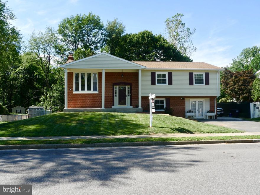 YOU ARE ABSOLUTELY GOING TO FALL IN LOVE WITH THIS BIG BEAUTIFUL MOVE-IN READY SPLIT FOYER HOME, ON A GORGEOUS  LOT. THIS HOME SHOWS PRIDE OF OWNERSHIP THROUGHOUT! ONE OF THE LARGEST HAMILTON MODELS, IT OFFERS 5 SPACIOUS BEDROOMS AND 3 FULL BATHS. THERE IS LOADS OF SPACE TO SPREAD OUT IN THIS HOME! THE MAIN LEVEL IS OPEN AND INVITING, WITH AN EASY-FLOWING FLOOR PLAN, WHICH INCLUDES A LARGE AND ELEGANT LIVING ROOM WITH A LARGE FRONT BAY WINDOW. A KITCHEN WITH BEAUTIFUL CABINETS AND STAINLESS STEEL APPLIANCES. THE MAIN AND LOWER LEVELS  ALSO FEATURE, HARDWOOD FLOORS THROUGHOUT, 3 LARGE-SIZED BEDROOMS, AND 2 FULL BATHS ON THE MAIN LEVEL WITH ONE OF THEM BEING A MASTER BATH. THE LOWER LEVEL FEATURES A LARGE RECREATION ROOM, WITH A WALK-OUT AND WOOD-BURNING FIREPLACE, PLUS TWO MORE LARGE-SIZED BEDROOMS AND A THIRD FULL BATH. IT ALSO HAS A LARGE LAUNDRY ROOM AND A HUGE SHED FOR STORAGE. THIS IS THE HOME YOUR FAMILY HAS BEEN WAITING FOR. FRESHLY PAINTED, UPDATED BATHROOMS, AND MUCH MORE. Call Your Agent & Set a Time to View This Gem. You Must Come and See For Yourself and Be Ready to Write an Offer.