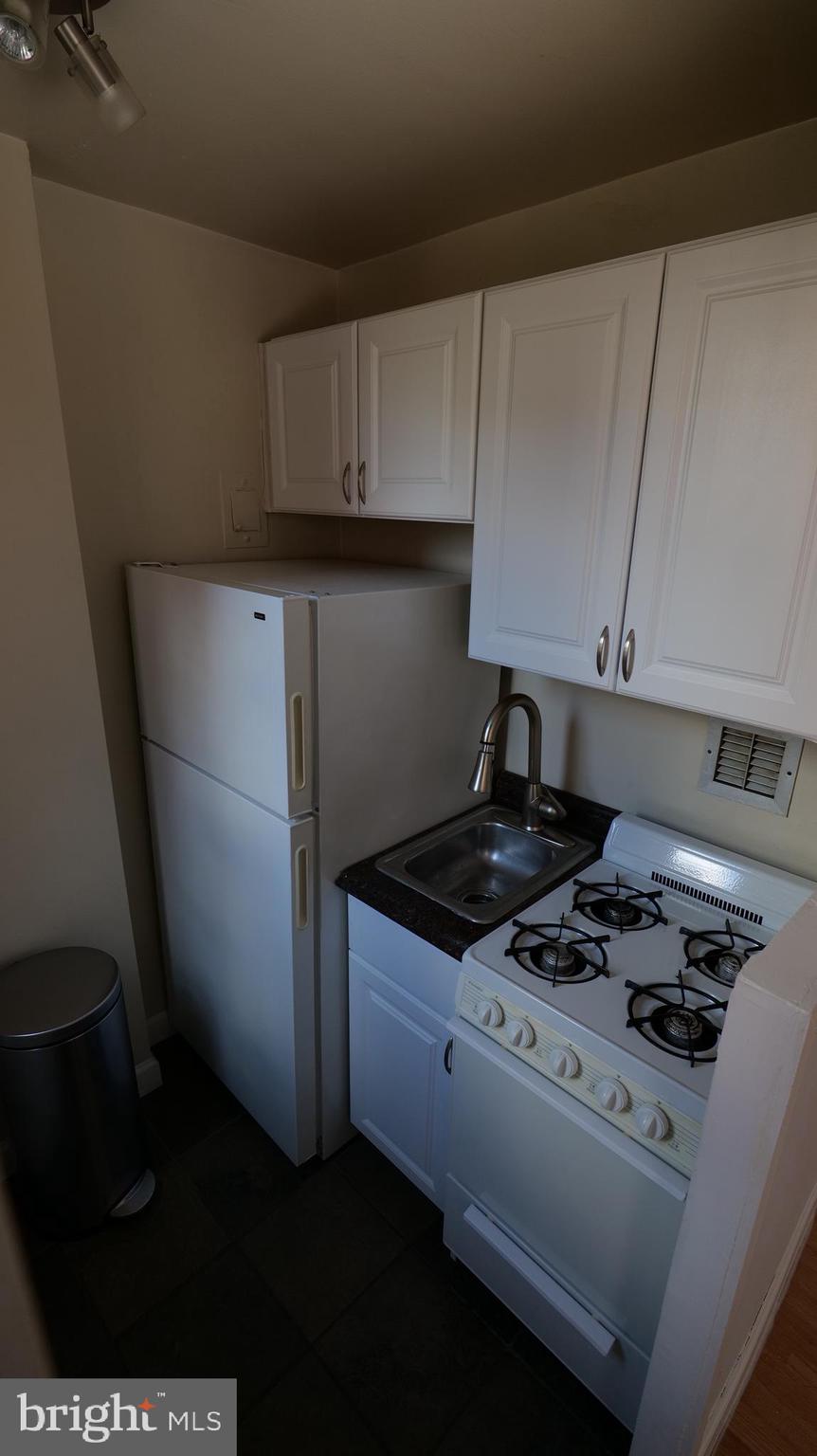 RIVER PLACE WEST - Residential Lease