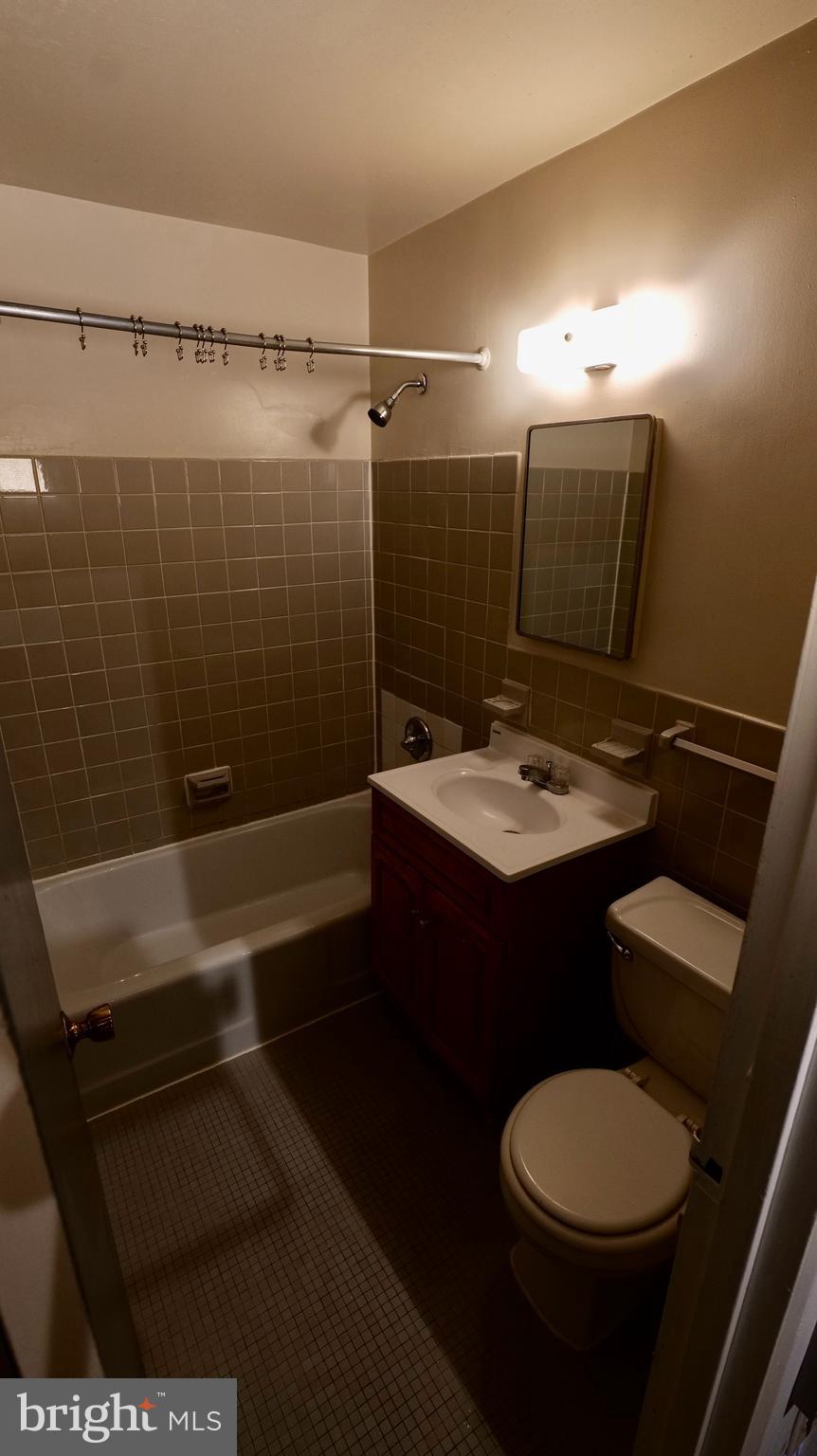 RIVER PLACE WEST - Residential Lease