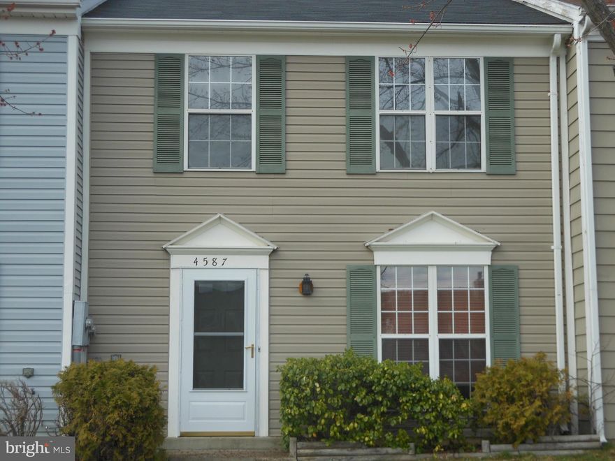 Nice townhouse in Westlake Village community. Easy commute to DC, Northern VA and Andrews/Indian Head Base. 2 level townhouse, new laminate hardwood flooring in living room, new carpet in master bedroom, updated bathrooms, owner just repainted. New roof & siding in 2011. 1 year Home Warranty for Buyer- QUICK SETTLEMENT!! Seller offering $2000 toward windows or kitchen appliances