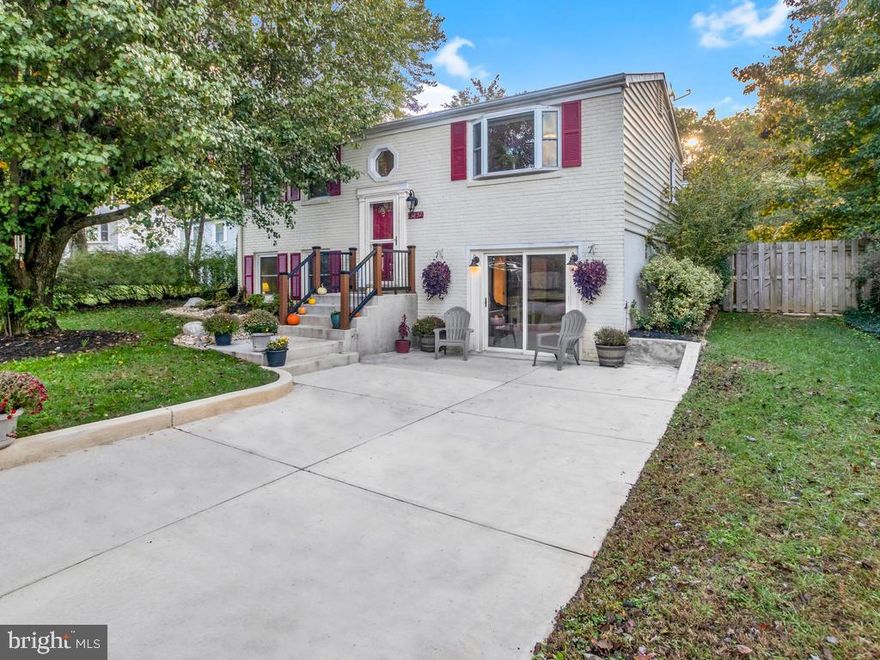 Great Location! Beautiful Split Foyer.  
This property features 4 BR / 2 BA.  Beautiful granite kitchen counter tops and hardwood floors. You'll enjoy the nice DOUBLE DECKS overlooking a spacious FULLY FENCED backyard that backs up to the woods for privacy!  The backyard is perfect for a garden and has a beautiful fire-pit area to sit and enjoy any evening.  
Located in a cul-de-sac.  One mile from a grocery store, gas stations, restaurants, the elementary school and an Omniride bus stop.  Kitchen redone in 2008 and then updated in 2019. Downstairs bath renovated in 2015.  Renovated Concrete Driveway and Porch in 2020 and siding in 2011.  Check it out!