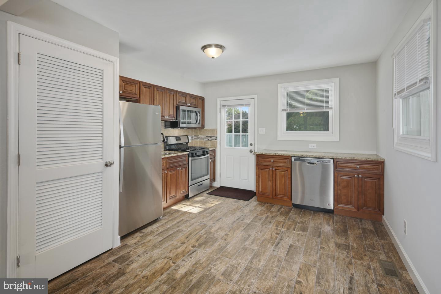 802 COLLINGS AVENUE - FIRST FOOOR AVENUE A