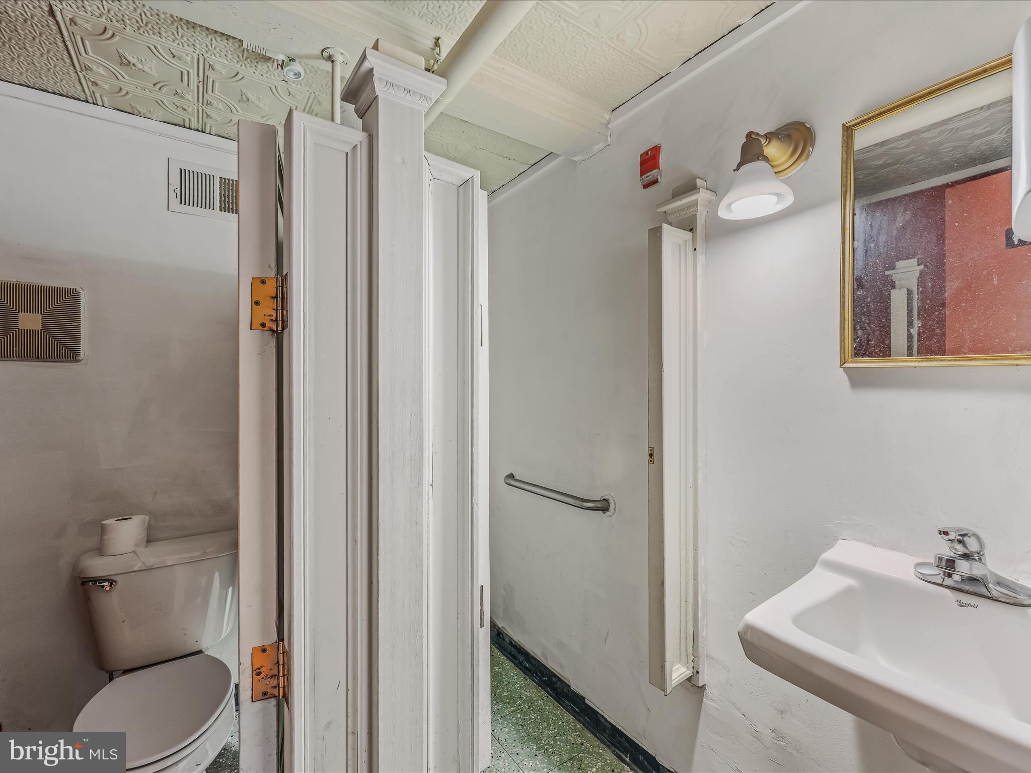 Main image without alt text