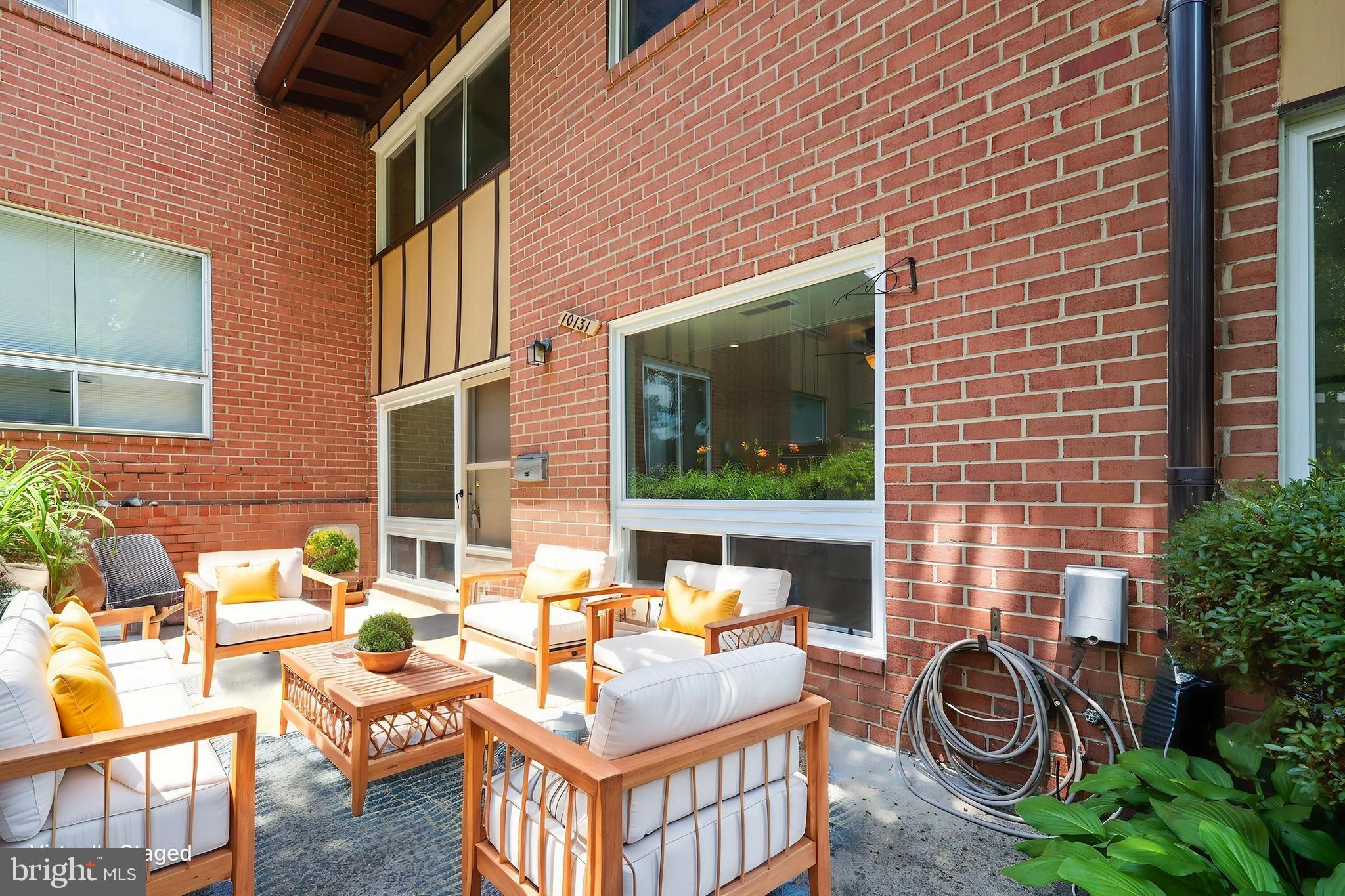 MOSBY WOODS TOWNHOUSE - Residential