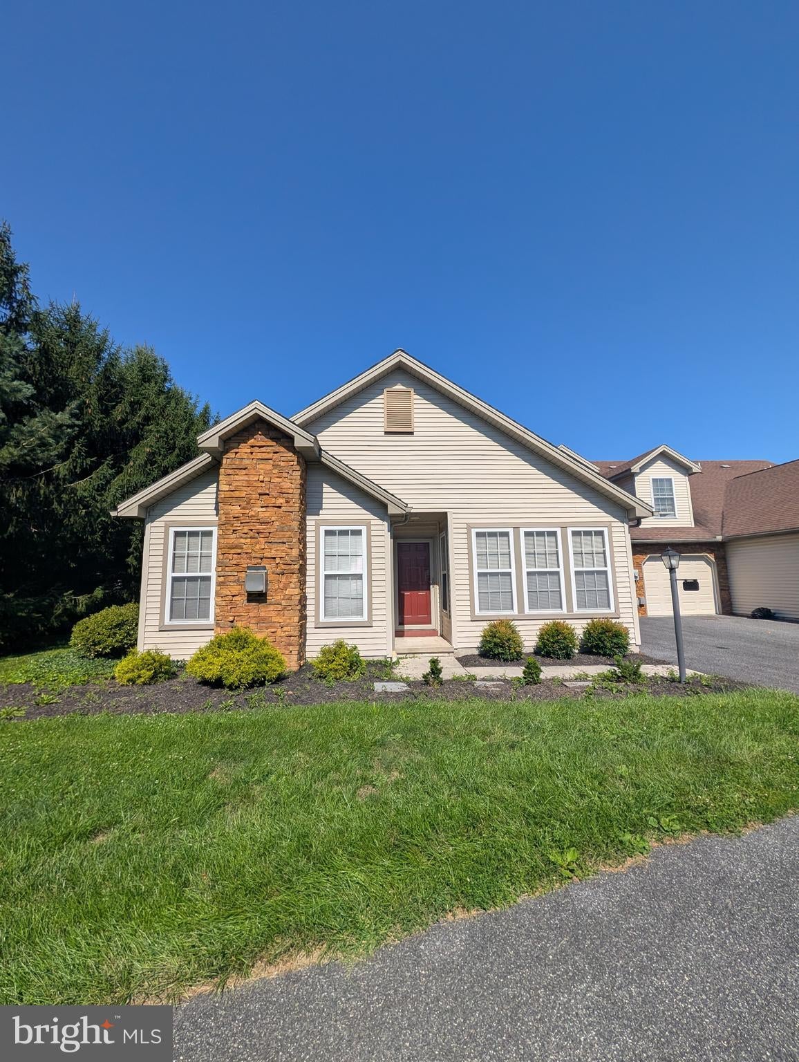 12 HILLVIEW COURT