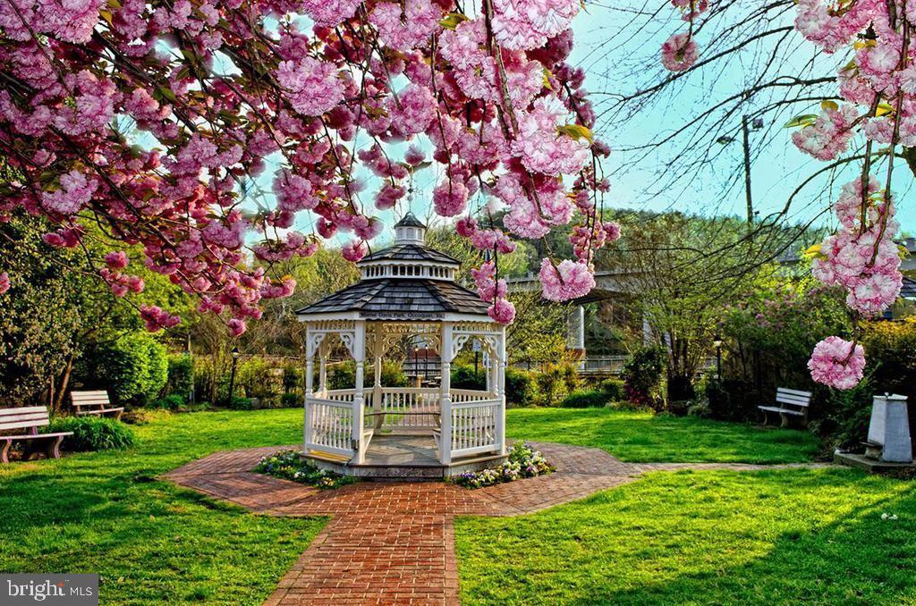 BARRINGTON POINTE CONDOS - Residential Lease