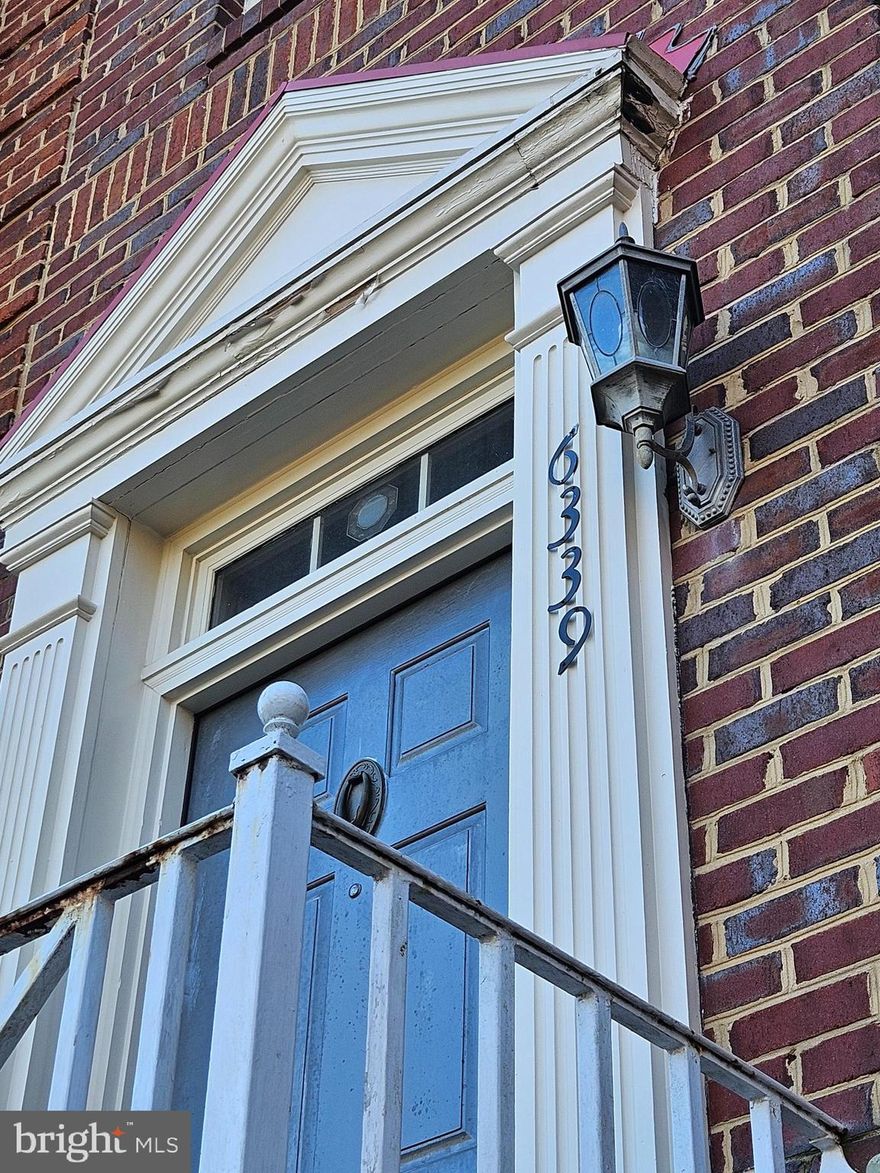 BEAUTIFUL ONE CAR GARAGE TOWNHOUSE LOCATED MINUTES TO I95, PENTAGON, AIRPORT, SHOPS, BUSES STOP.
3 BEDROOM, 2 FULL BATHS, 2 HALF BATHS. WALK OUT BASEMENT, DECK OF DINING ROOM, FIREPLACE.  PRICE 100K BELOW MARKET PRICE. AS IS (EVERTHING IS IN WORKING ORDER NEED TENDER LOVE AND CARE).   SALE SUBJECT TO COURT APPROVAL NO LATER THAN APRIL 15, 2025. SELLER NEED TO RENT BACK ONE TO TWO WEEKS. NO SHOWING... DRIVE BY UNTIL OPEN HOUSE.  PLEASE DO NOT DISTUB THE RESIDENT.  OPEN FOR VIEWING ON SATERDAY MARCH 22 - 25 FROM 2 PM TO 4PM.  PLEASE NOTE DUE TO CONDITION OF THE RESIDENT WE ONLY ALLOW ONE OPEN HOUSE .... PLEASE MAKE YOURSELF AVAILABLE. . CONTRACT CLOSED BY MARCH 25, 2025, AT 6PM.  COURT APPROVAL BETWEEN MARCH 28 AND APRIL 15, 2025.  ALL CONTRACT WILL REVIEW ON MARCH 26 AND SUBMIT THE ACCEPTAB LE CONTRACT TO THE COURT ON MARCH 28, 2025.

DO NOT TRY TO SHOW THE HOUSE.... THE RESIDENT MIND IS NOT STABLE YOU MAY GET HURT. IT IS A WARNING. PLEASE TAKE IT SERIOUS. No more showing