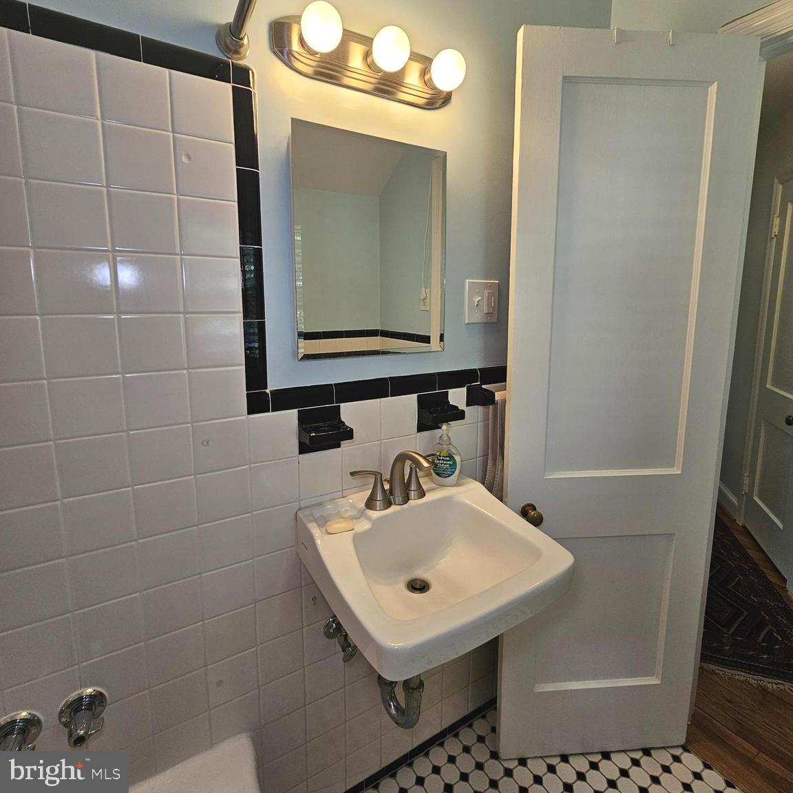 LEEWAY HEIGHTS - Residential Lease