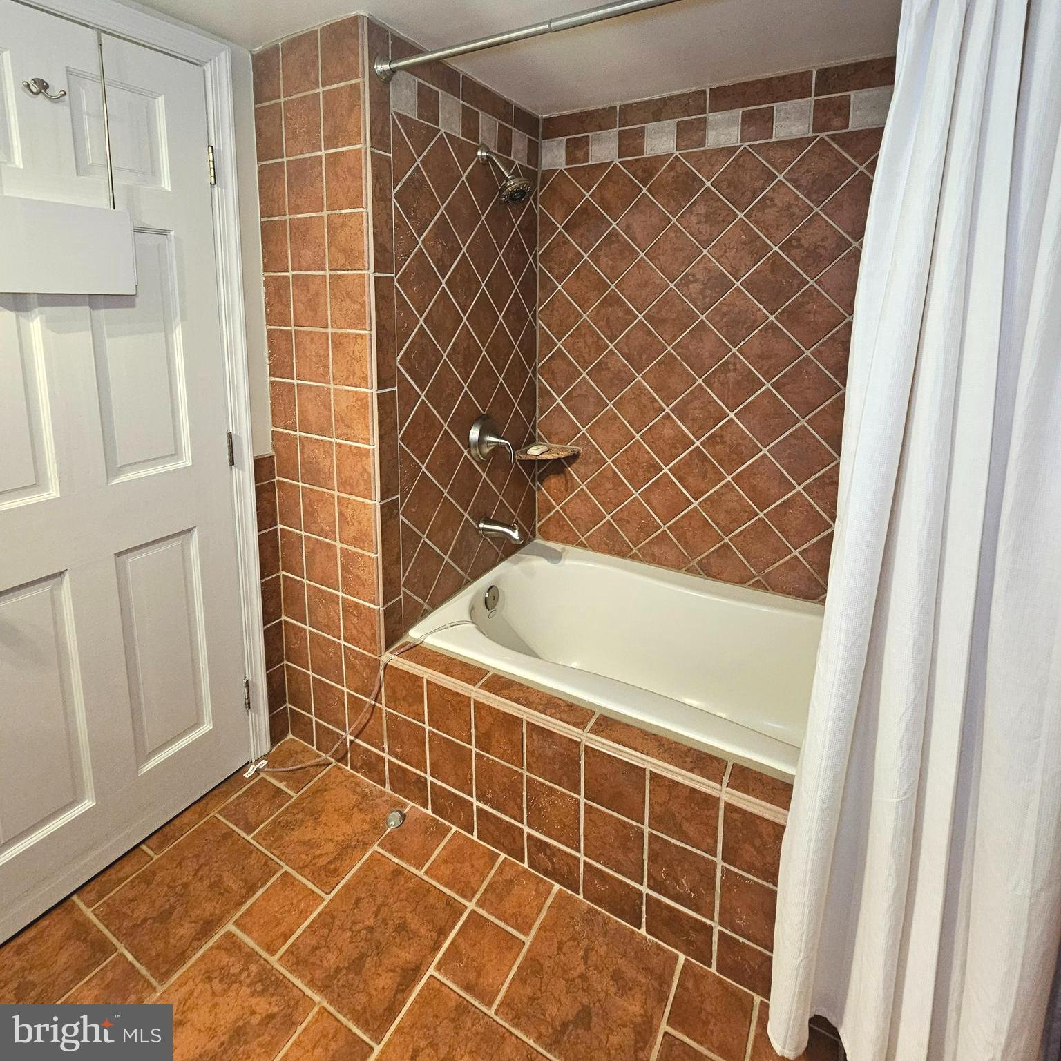 LEEWAY HEIGHTS - Residential Lease