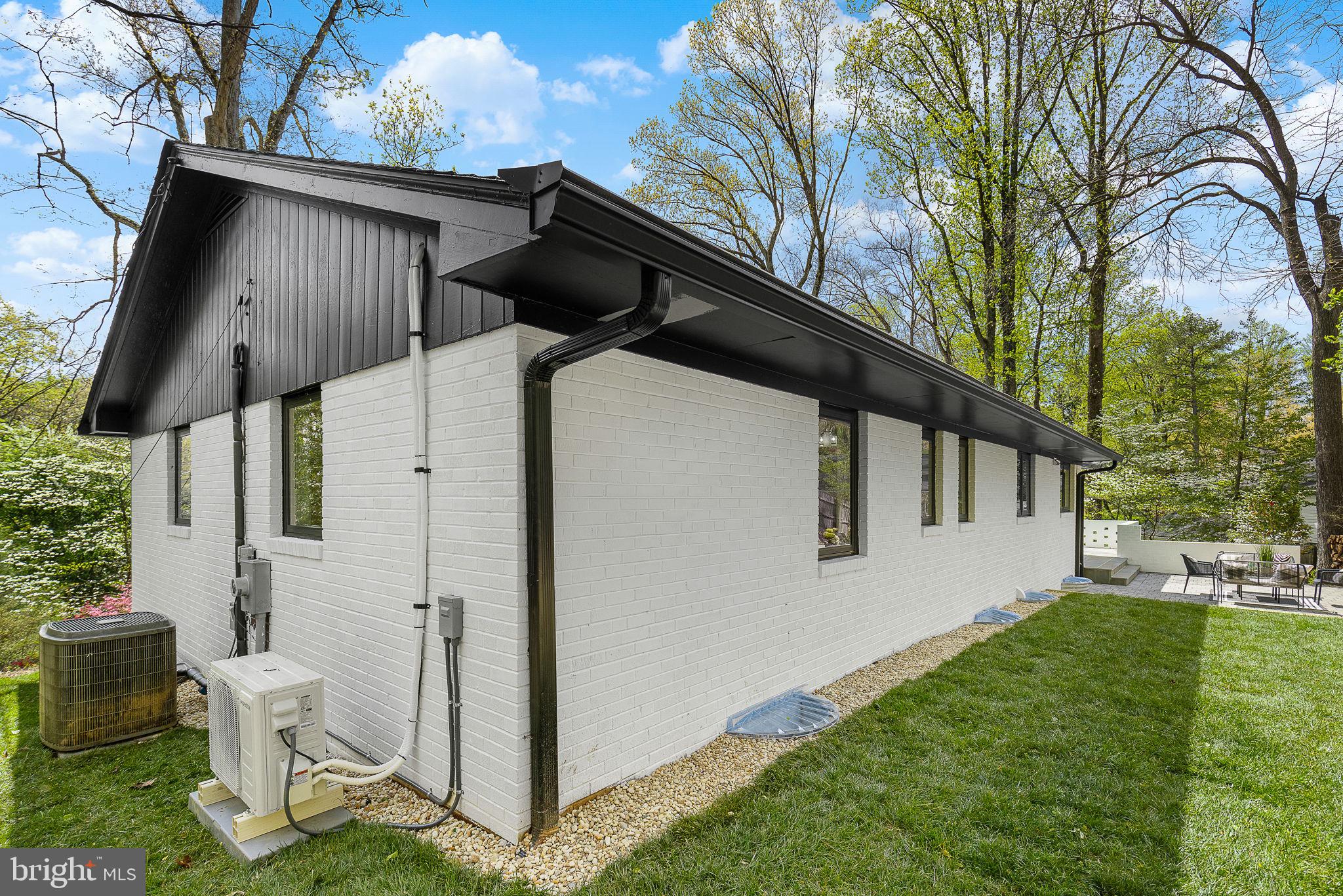 LAKE BARCROFT - Residential